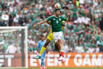 Ra&uacute;l Jim&eacute;nez marca golazo al minuto 31 y M&eacute;xico toma ventaja ante Ecuador