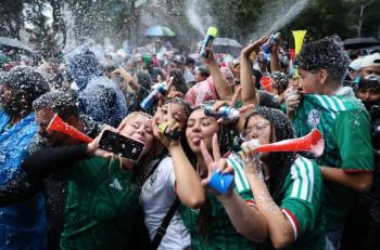 Afici&oacute;n mexicana desborda el &Aacute;ngel pese a la lluvia
