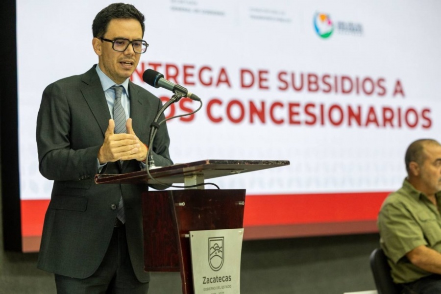 Gobernador David Monreal entrega subsidios de 50 mil pesos a concesionarios del transporte público en Zacatecas