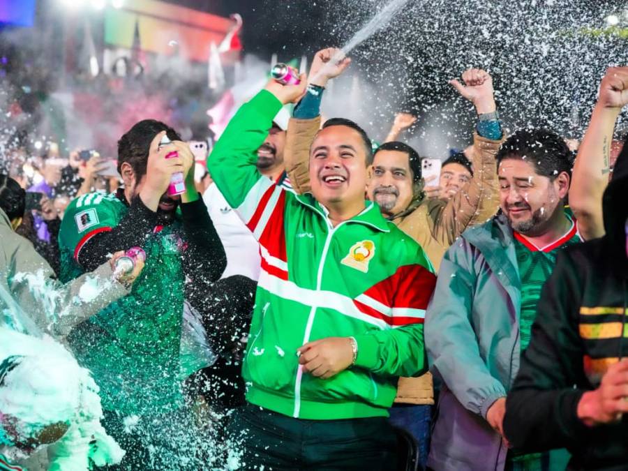 Miles de aficionados llenan la GAM para celebrar el triunfo de México sobre Ecuador