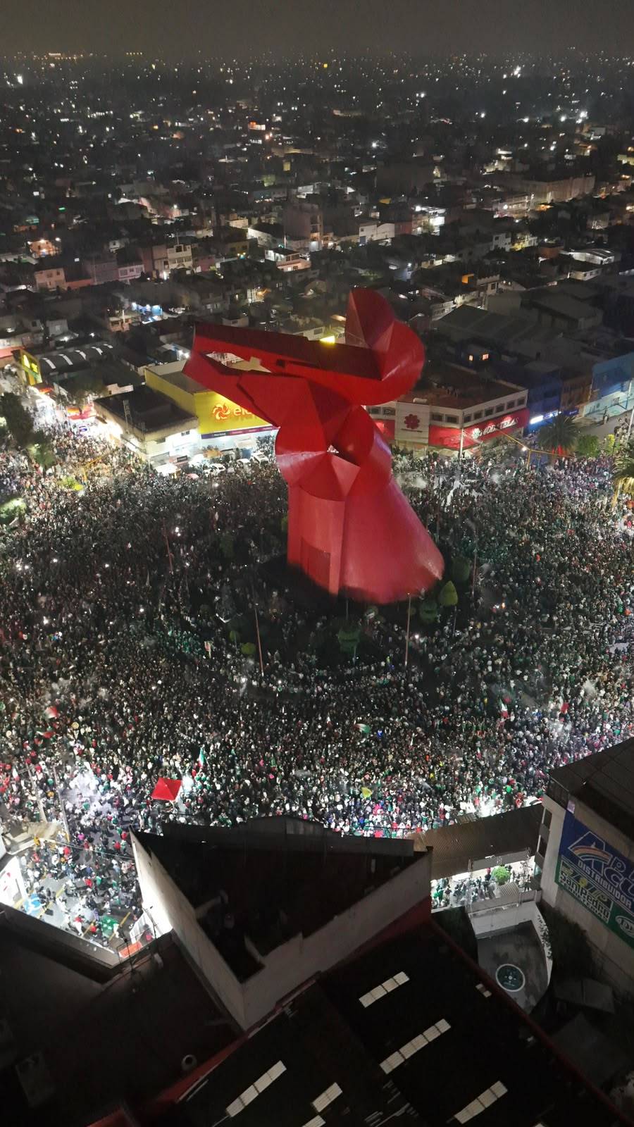 No solo fue El Ángel, en el Coyote de Neza festejaron 30 mil personas