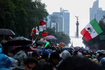 M&aacute;s de un mill&oacute;n de personas salen a las calles de la CDMX para celebrar el triunfo de M&eacute;xico