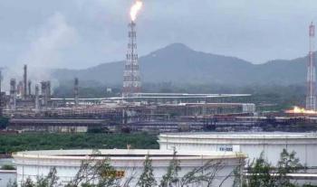 Flamazo en refiner&iacute;a Salina Cruz deja tres trabajadores lesionados