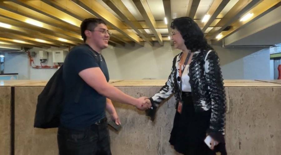 Estudiante del IPN recupera cartera extraviada en el Metro gracias a usuaria