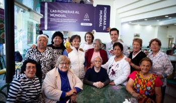 Airbnb reconoce a “Las Pioneras del Mundial Femenil de 1971” y refuerza su compromiso con un mundial m&aacute;s inclusivo en M&eacute;xico