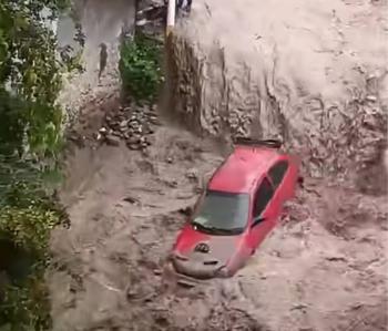 Corriente de arroyo arrastra veh&iacute;culo tras intensas lluvias en la Sierra Gorda de Quer&eacute;taro