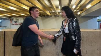 Estudiante del IPN recupera cartera extraviada en el Metro gracias a usuaria