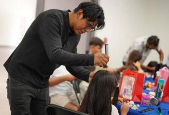 Corregidora ense&ntilde;a a pap&aacute;s a peinar a sus hijas con taller gratuito