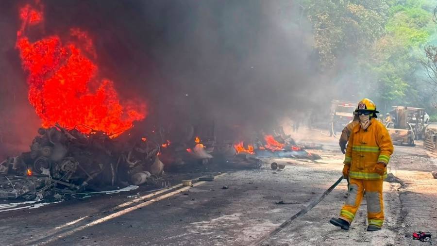 Explosión de pipa mantiene cerrada por más de ocho horas la autopista Puente de Ixtla-Iguala