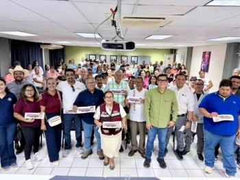 Gobernador de BCS entrega 47 apoyos humanitarios en Comond&uacute; por m&aacute;s de 564 mil pesos