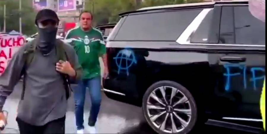 Rayan camioneta de Cuauhteacutemoc Blanco y lo increpan durante protesta en Perifeacuterico rumbo al MeacutexicoInglaterra