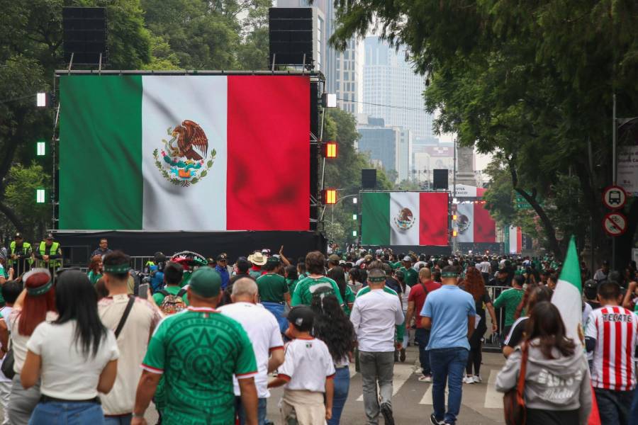 Miles de seguidores del Tri se congregan desde temprano en el Ángel para alentar a México ante Inglaterra