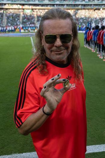 Fher Olvera deja atr&aacute;s la pol&eacute;mica con Oasis durante ensayo para el Mundial