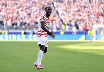 FIFA permite que estadounidense Balogun juegue los octavos pese a su expulsi&oacute;n