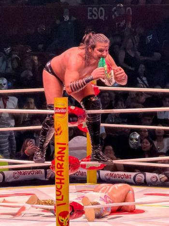 Los Hermanos Ch&aacute;vez humillan a M&iacute;stico y lanzan desaf&iacute;o por los campeonatos de ROH