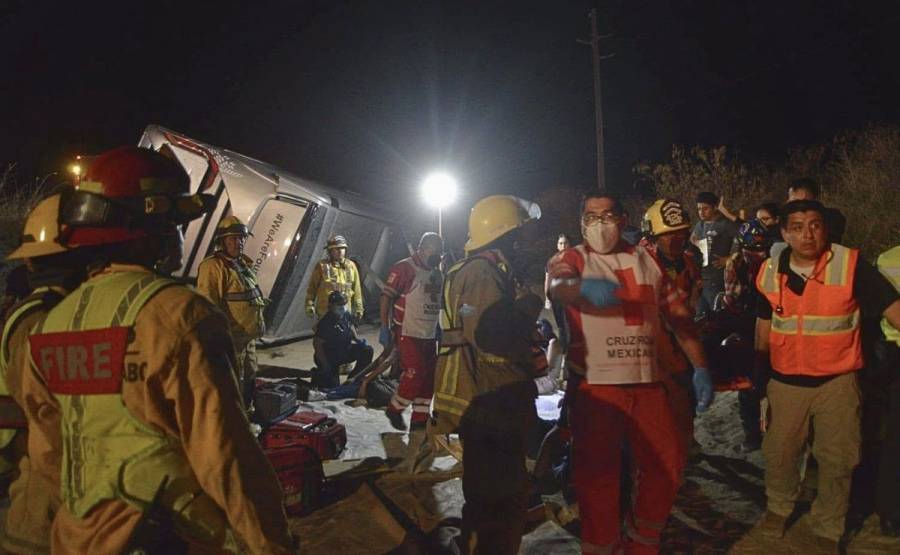 Tres muertos y 17 heridos tras choque de autobús en Los Cabos