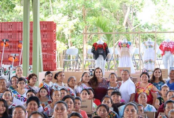Mara Lezama entrega equipos e insumos a artesanas y productores mayas en el sur de Quintana Roo