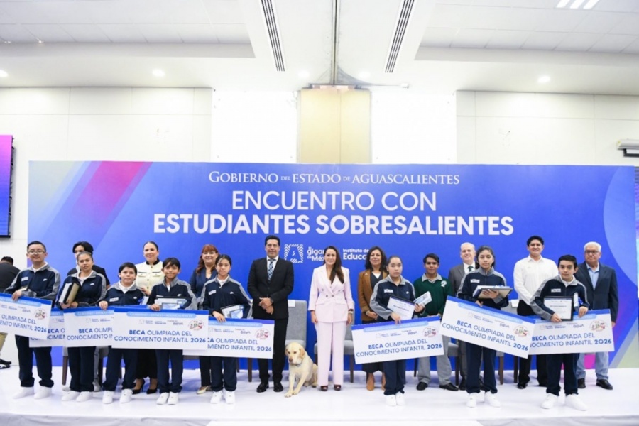 Gobernadora Tere Jiménez reconoce a estudiantes sobresalientes de Aguascalientes