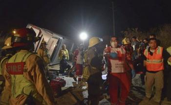 Tres muertos y 17 heridos tras choque de autob&uacute;s en Los Cabos