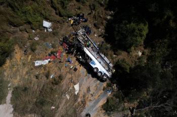 Choque y volcadura de autob&uacute;s de trabajadores en Los Cabos deja tres fallecidos y 17 heridos