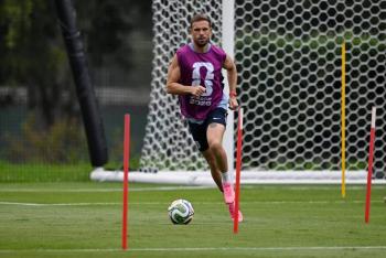 Jordan Henderson sufre aparatosa lesi&oacute;n durante los festejos del triunfo de Inglaterra