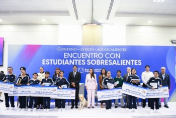 Gobernadora Tere Jim&eacute;nez reconoce a estudiantes sobresalientes de Aguascalientes