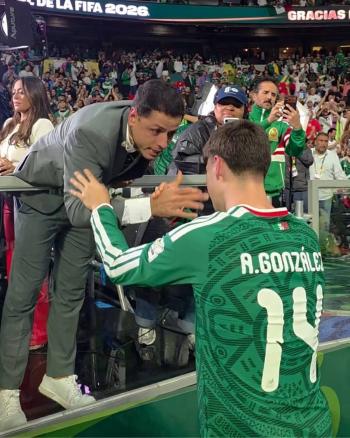 Chicharito arropa a la Hormiga Gonz&aacute;lez tras la eliminaci&oacute;n del Tri en el Mundial