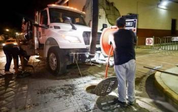 Limpian red de drenaje en Centro Hist&oacute;rico de Oaxaca previo a la Guelaguetza
