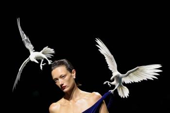Balenciaga vuelve con sus elegantes vol&uacute;menes a la alta costura