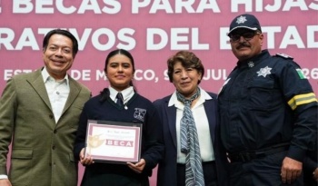 Gobierno entrega 2 mil 650 becas a hijos de policiacuteas en Edomex afirman que la cuna no es destino