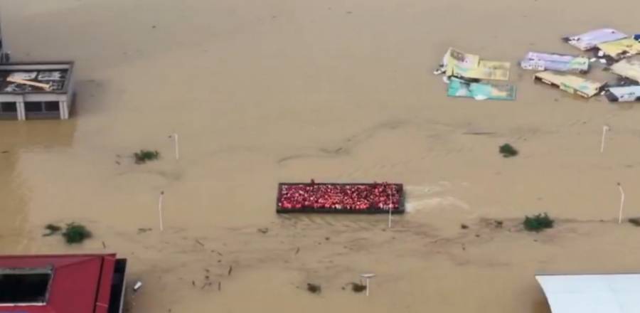 China evacúa a más de 6 mil estudiantes con puente flotante tras inundaciones en Guangxi