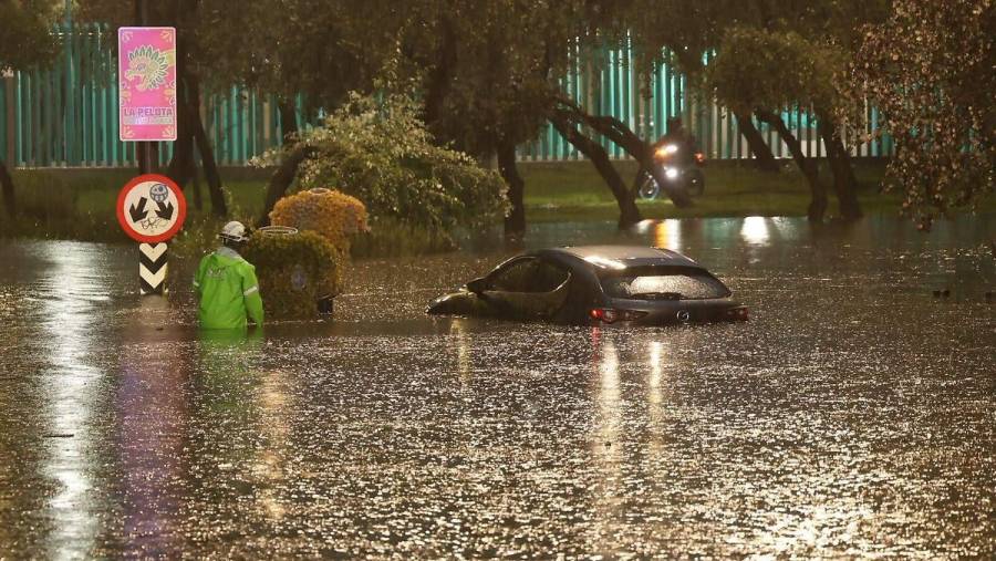 Fuertes lluvias provocan severas inundaciones en Tlalpan y caída de árboles en otras alcaldías