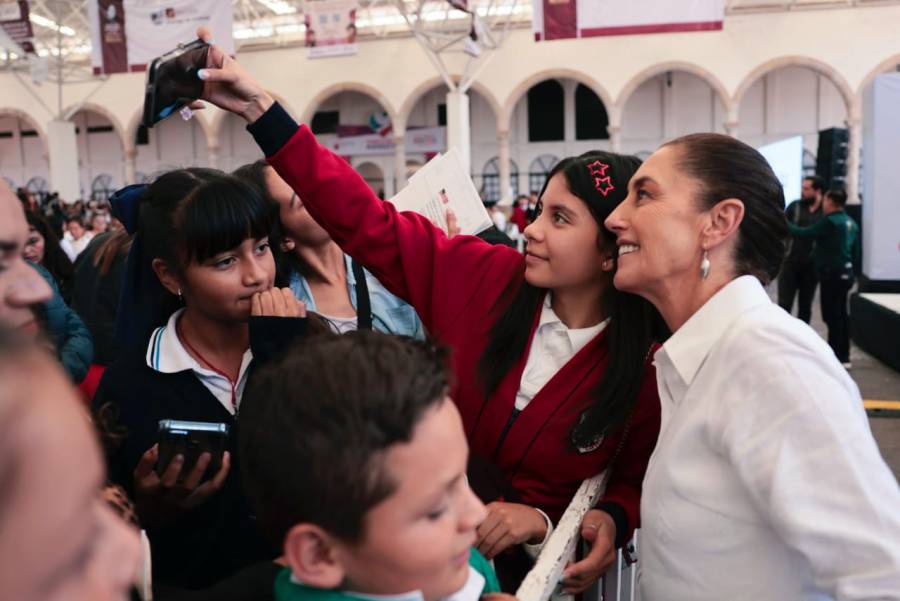 Sheinbaum garantiza continuidad de becas para estudiantes y anuncia apoyo de transporte universitario en Zacatecas