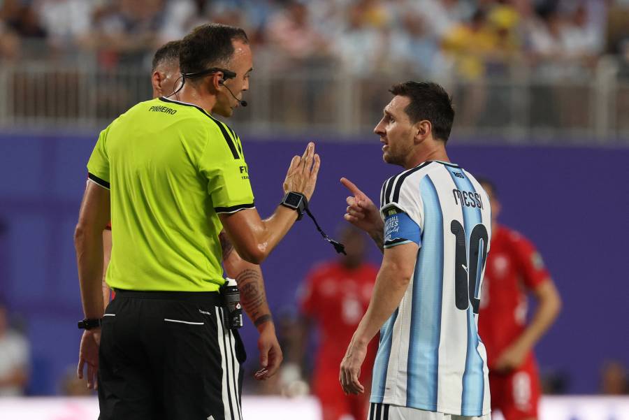 Messi protagoniza tenso reclamo al árbitro tras el pase de Argentina a semifinales 
