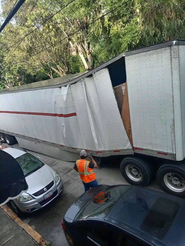 Tráiler sufre ruptura de caja en Naucalpan y provoca afectaciones viales en avenida Río Hondo