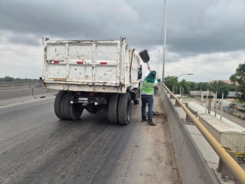 Junta Estatal de Caminos refuerza limpieza en el Circuito Potos&iacute; tras lluvias
