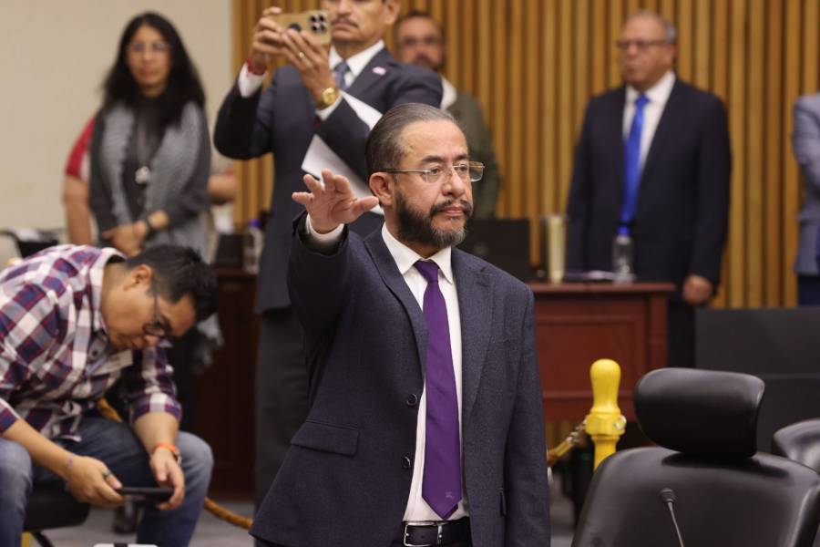 Hugo Eric Flores asegura que no dejará su curul tras asumir dirigencia de Paz