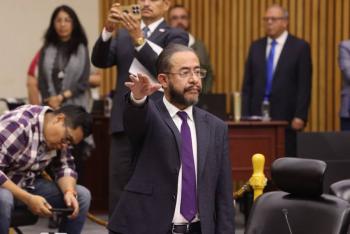 Hugo Eric Flores asegura que no dejar&aacute; su curul tras asumir dirigencia de Paz