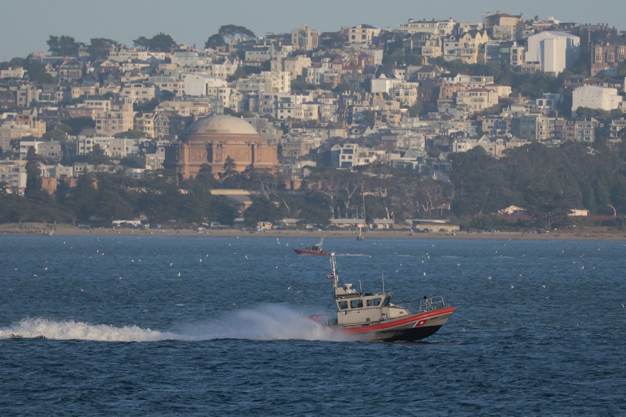 Un muerto y tres desaparecidos tras naufragio de barco cerca de Alcatraz en EEUU 