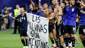 Argentina celebra pase a la final con manta de “Las Malvinas son argentinas”