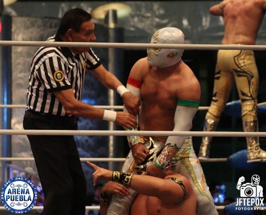 En el 73 Aniversario de la Arena Puebla, lucha de máscaras Arkalis contra Malayo.