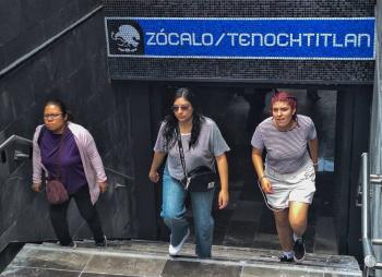 Falta de alumbrado en acceso del Metro Z&oacute;calo provoca ca&iacute;da de una adulta mayor