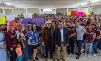 Gobernador David Monreal entrega por primera vez en Calera apoyos del programa Coraz&oacute;n Contento