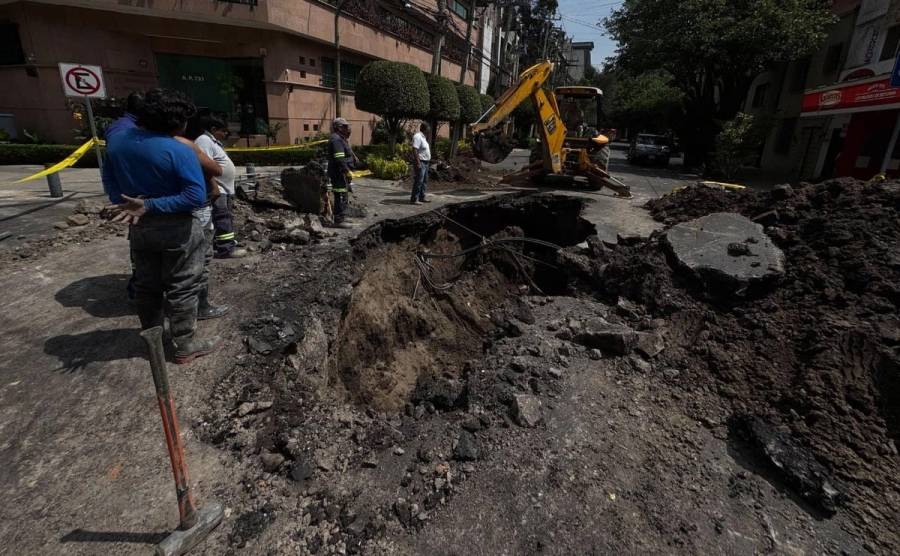 Socavón en colonia Del Valle complica reparaciones por deslizamiento de tierra
