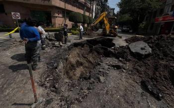 Socavoacuten en colonia Del Valle complica reparaciones por deslizamiento de tierra