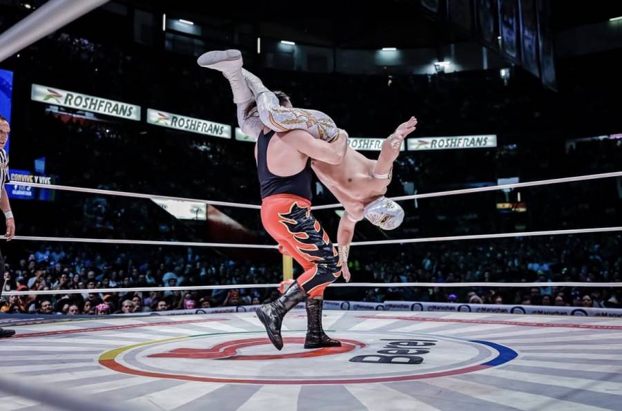 M&iacute;stico es retirado en camilla tras ataque de Los Infernales en el Viernes Espectacular del CMLL