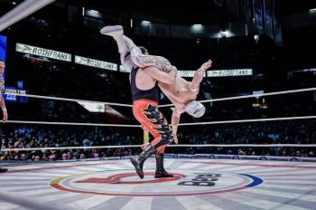 M&iacute;stico es retirado en camilla tras ataque de Los Infernales en el Viernes Espectacular del CMLL