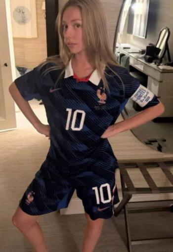 Fotograf&iacute;a de Ester Exp&oacute;sito en la cuenta de Mbapp&eacute; genera atenci&oacute;n entre usuarios