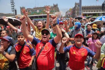Aficionados abarrotan el Z&oacute;calo capitalino durante la final del Mundial