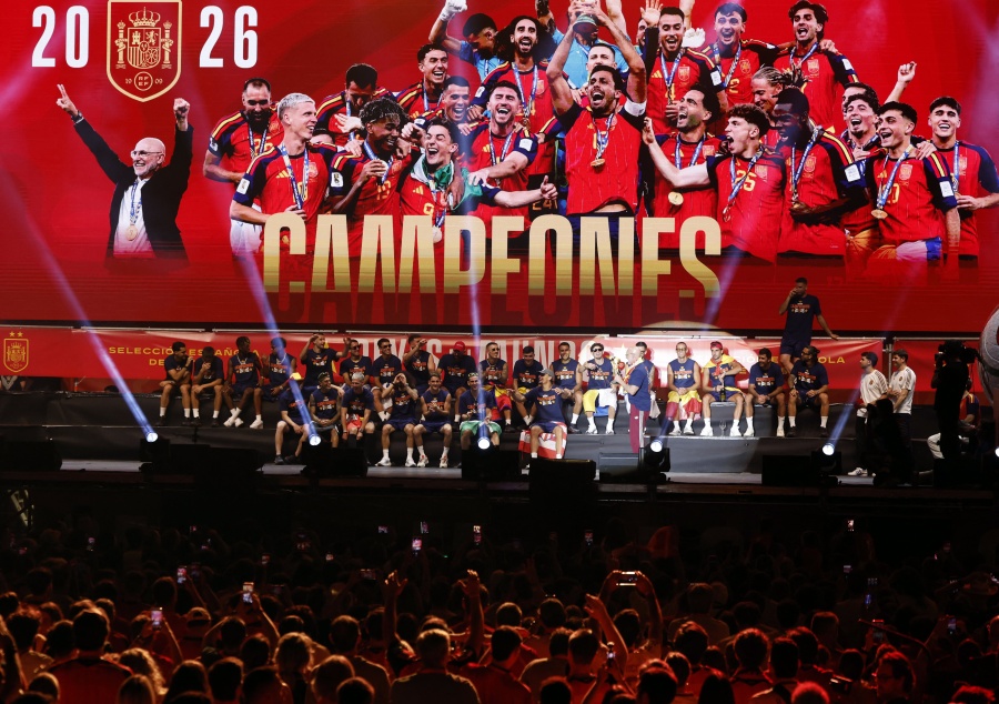 Los campeones del mundo de La Roja desfilan por Madrid ante millones de seguidores